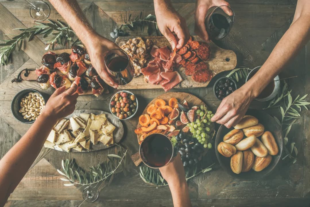 Jakie przekąski na domówkę, które zaskoczą Twoich gości?