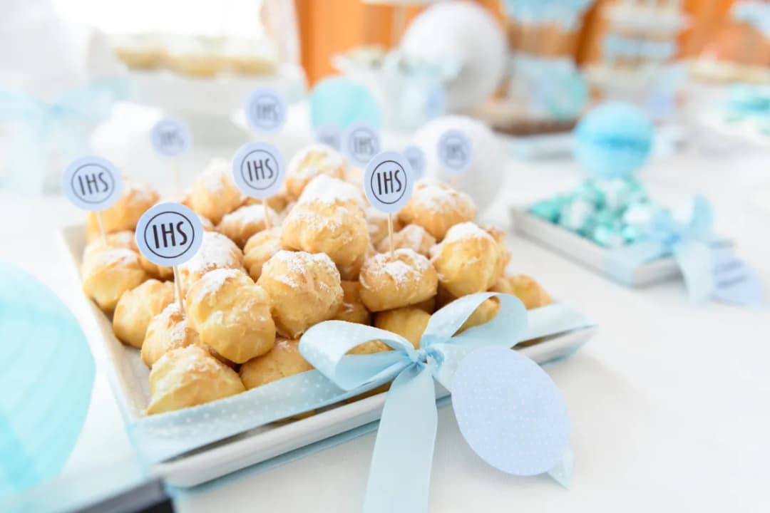 Jakie przekąski na komunię – proste i efektowne pomysły na przyjęcie