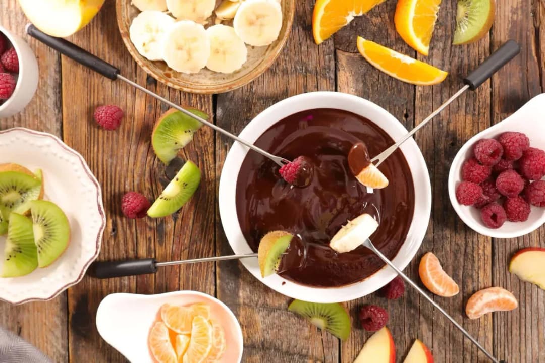 Co do fondue czekoladowego? Proste przepisy i najlepsze dodatki