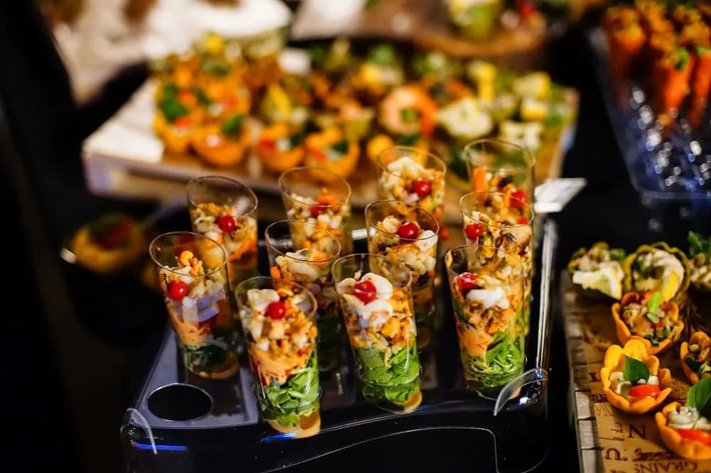 Jak wygląda catering do domu? Poznaj tajniki i ceny usług cateringowych