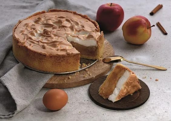 Ile piec szarlotkę z bezą, aby była idealna i nie opadła