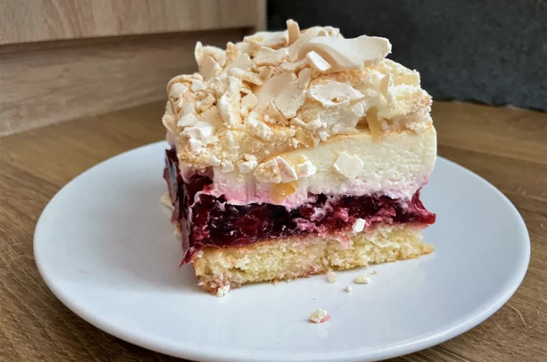 Szybki przepis na ciasto malinowa chmurka bez pieczenia – łatwy deser na lato