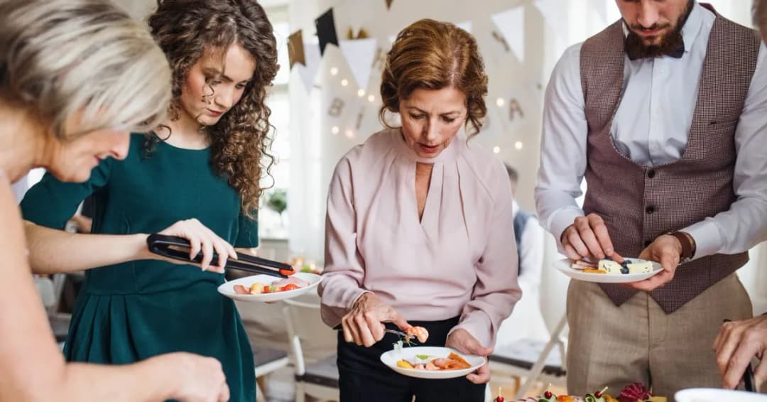 Ile kosztuje catering na 30 osób? Sprawdź, co wpływa na ceny