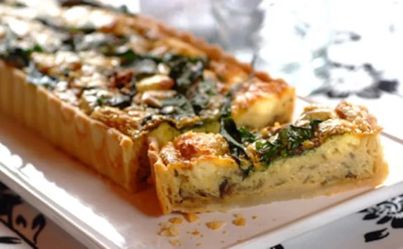 Pyszne ciasto francuskie ze szpinakiem i pieczarkami - prosty przepis