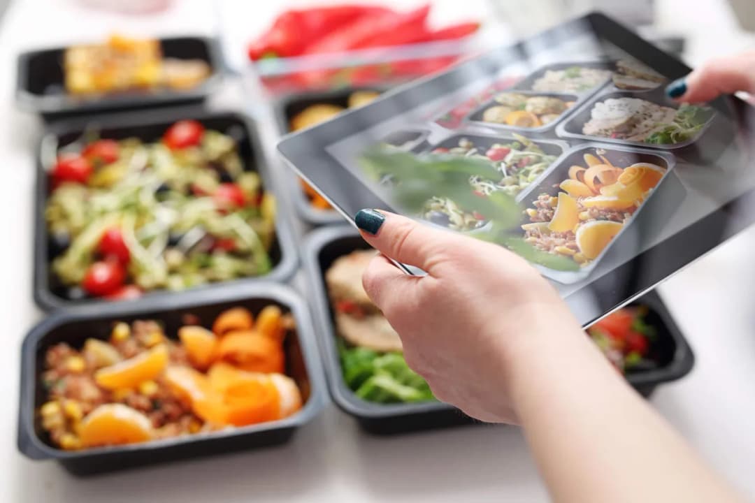 Catering dietetyczny co to? Poznaj korzyści i jak działa dieta pudełkowa