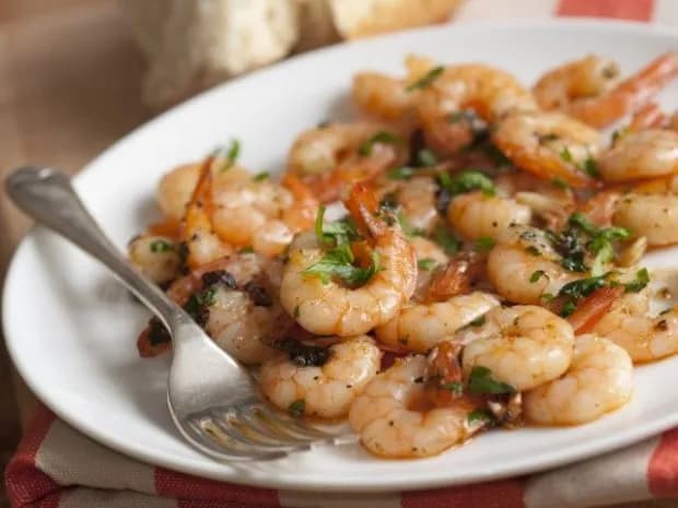 Szybki przepis na krewetki koktajlowe w cieście, które zachwycą gości