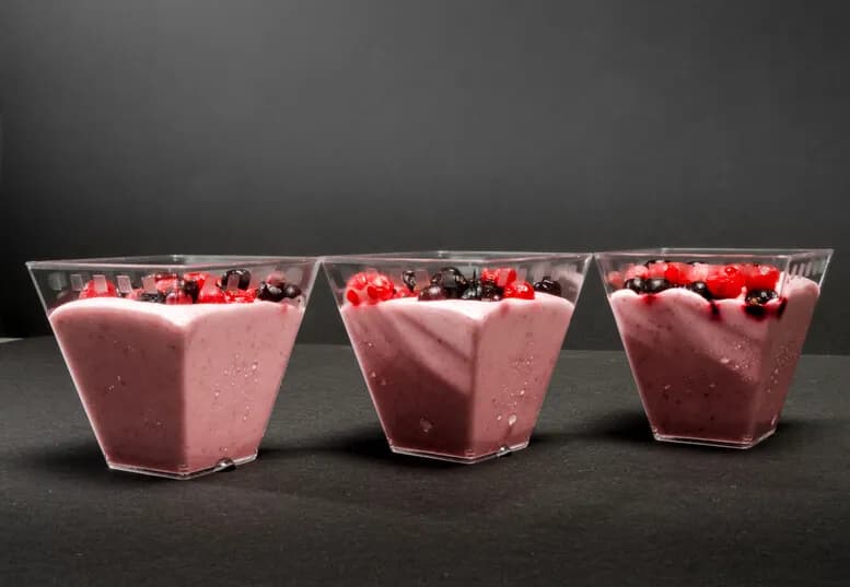 Jak zrobić deser z galaretki i bitej śmietany, który zachwyci gości