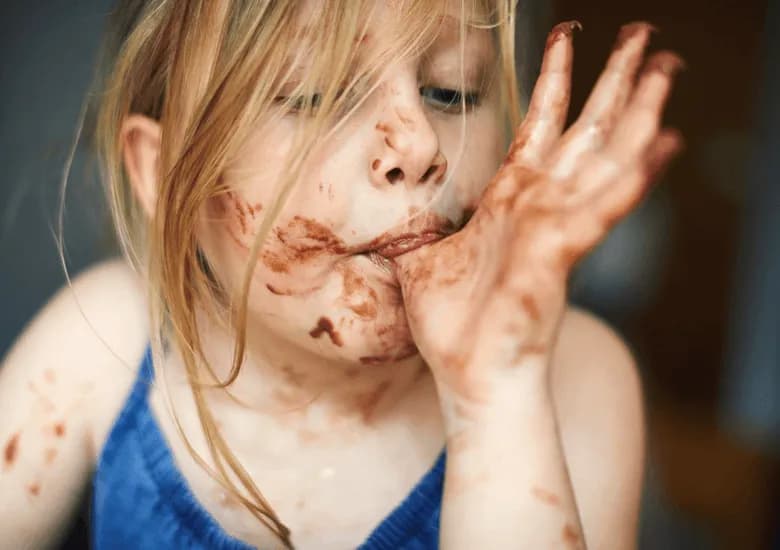 Jak usunąć plamy z lodów czekoladowych - skuteczne metody na tkaniny