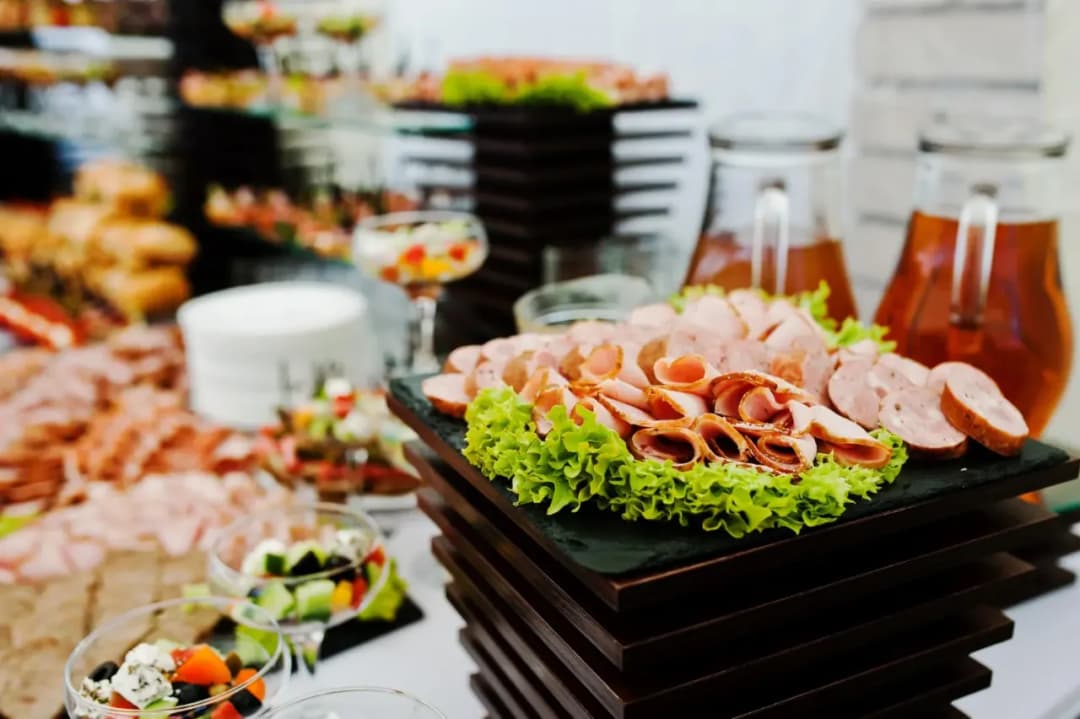 Catering ile za osobę: Jak uniknąć wysokich kosztów na imprezie?